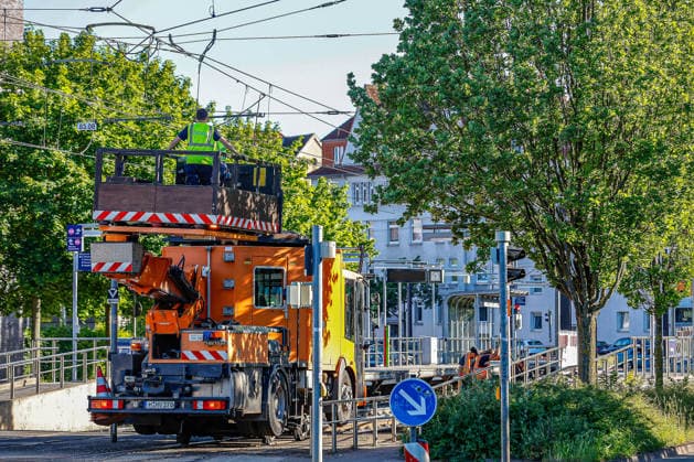 Aufwendige Bergung der zerstörten Stadtbahnen nach Kollision Mit einem Zweiwegefahrzeug der Üstra werden von der Arbeitsbühne die Fahrdrähte der Oberleitung kontrolliert Hannover Haltestelle Allerweg Niedersachsen, Region Hannover Germany *** Complex recovery of the destroyed light rail vehicles after collision A road-rail vehicle from Üstra is used to check the contact wires of the overhead line from the work platform Hanover Allerweg stop Lower Saxony, Hanover region Germany