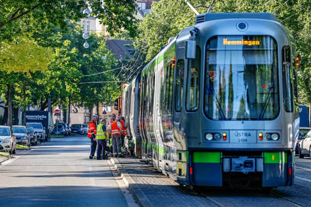 Aufwendige Bergung der zerstörten Stadtbahnen nach Kollision Lose und durch den Aufprall gegen den Bahnsteig beschädigte Karrosserieteile am TW 6000 werden für das Abschleppen gesichert. Hannover Auestraße Niedersachsen, Region Hannover Germany *** Complex recovery of the destroyed light rail vehicles after collision Loose body parts on TW 6000 damaged by the impact against the platform are secured for towing Hannover Auestraße Lower Saxony, Hannover Region Germany