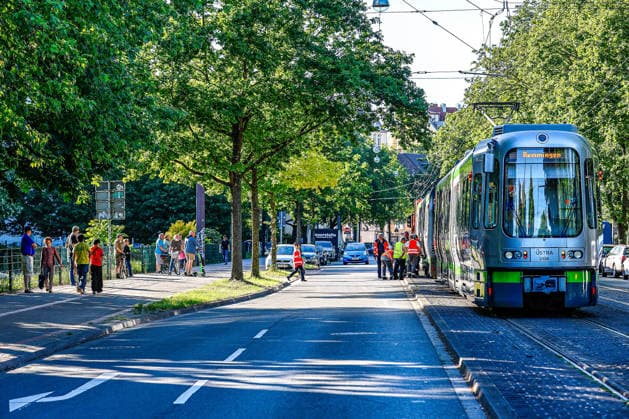 Aufwendige Bergung der zerstörten Stadtbahnen nach Kollision Lose und durch den Aufprall gegen den Bahnsteig beschädigte Karrosserieteile am TW 6000 werden für das Abschleppen gesichert. Hannover Auestraße Niedersachsen, Region Hannover Germany *** Complex recovery of the destroyed light rail vehicles after collision Loose body parts on TW 6000 damaged by the impact against the platform are secured for towing Hannover Auestraße Lower Saxony, Hannover Region Germany