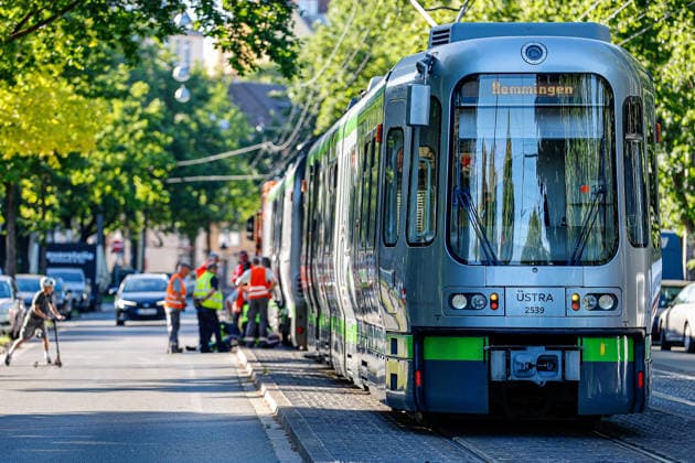 Aufwendige Bergung der zerstörten Stadtbahnen nach Kollision Lose und durch den Aufprall gegen den Bahnsteig beschädigte Karrosserieteile am TW 6000 werden für das Abschleppen gesichert. Hannover Auestraße Niedersachsen, Region Hannover Germany *** Complex recovery of the destroyed light rail vehicles after collision Loose body parts on TW 6000 damaged by the impact against the platform are secured for towing Hannover Auestraße Lower Saxony, Hannover Region Germany