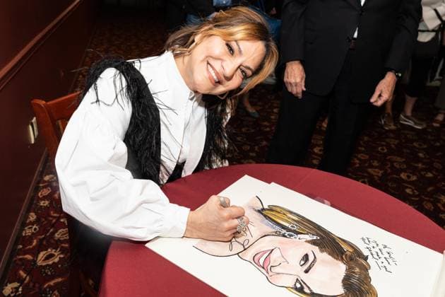 May 28, 2026, Bronx, New York, USA: Shoshana Bean signs caricature of her as she is honored with a portrait at Sardi s in New York, NY on May 28, 2026. Bronx USA - ZUMAr339 20260528_znp_r339_025 Copyright: xLevxRadinx