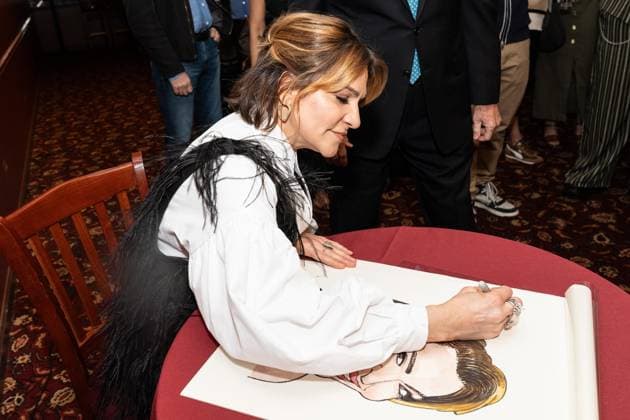 May 28, 2026, Bronx, New York, USA: Shoshana Bean signs caricature of her as she is honored with a portrait at Sardi s in New York, NY on May 28, 2026. Bronx USA - ZUMAr339 20260528_znp_r339_020 Copyright: xLevxRadinx