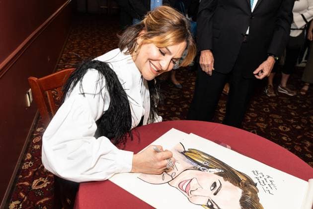 May 28, 2026, Bronx, New York, USA: Shoshana Bean signs caricature of her as she is honored with a portrait at Sardi s in New York, NY on May 28, 2026. Bronx USA - ZUMAr339 20260528_znp_r339_024 Copyright: xLevxRadinx