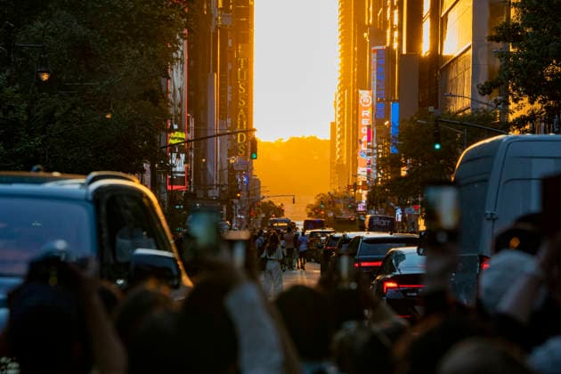 People take photos during Manhattanhenge, an urban spectacle that occurs twice a year when the sunset aligns with Manhattan’s street grid, in New York, United States, 28 May 2026. New York is the setting for the phenomenon known as Manhattanhenge !ACHTUNG: NUR REDAKTIONELLE NUTZUNG!  Copyright: xÁngelxColmenaresx AME6415 20260529-55020435123_1