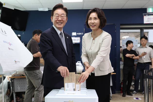 Lee s early voting Lee s early voting President Lee Jae Myung (L) and first lady Kim Hea Kyung cast their early votes at a community center near Cheong Wa Dae in Seoul on May 29, 2026, ahead of the June 3 local elections. (Pool photo) (Yonhap) 2026-05-29 14:09:19 < 1980-2026 YONHAPNEWS AGENCY. .> ¼­¿ïÆ¯º°½Ã EDITORIAL USE ONLY  Copyright: xx PYH2026052915060031500 YonhapxNewsx yonphotos252791