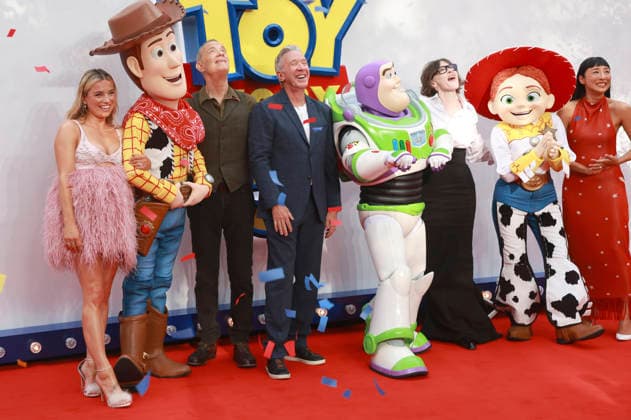 Sian Welby, Woody, Tom Hanks, Tim Allen, Buzz Lightyear, Joan Cusack, Jessie; und Greta Lee beim UK Launch Event des Animationsfilms Toy Story 5 im Odeon Luxe Leicester Square. London, 28.05.2026 *** Sian Welby, Woody, Tom Hanks, Tim Allen, Buzz Lightyear, Joan Cusack, Jessie and Greta Lee at the UK launch event for the animated film Toy Story 5 at Odeon Luxe Leicester Square London, 28 05 2026 Foto:xD.xJonesx xFuturexImagex toy_story_6552