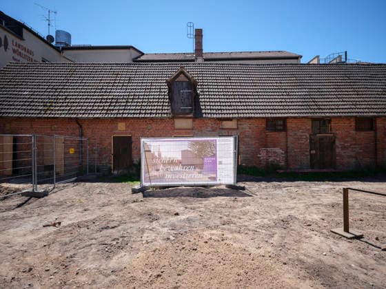 DEU, Sachsen-Anhalt, Wörlitz, 2026-05-27: Gelbes Haus, hier soll das geplante Besucherzentrum entstehen, 1. Spatenstichs für das Besucherzentrum des Gartenreichs Dessau-Wörlitz, anlässlich des 1. Spatenstichs für das Besucherzentrum des Unesco Welterbes Gartenreich Dessau-Wörlitz, Kultur, Politik, MFdig *** DEU, Saxony-Anhalt, Wörlitz, 2026 05 27 Yellow house, the planned visitor center is to be built here, 1 ground-breaking ceremony for the visitor center of the Garden Kingdom of Dessau Wörlitz, on the occasion of the 1 ground-breaking ceremony for the visitor center of the Unesco World Heritage Garden Kingdom of Dessau Wörlitz, culture, politics, MFdig