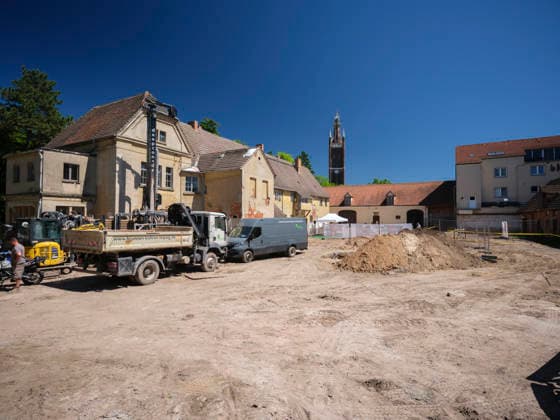 DEU, Sachsen-Anhalt, Wörlitz, 2026-05-27: Gelbes Haus, hier soll das geplante Besucherzentrum entstehen, 1. Spatenstichs für das Besucherzentrum des Gartenreichs Dessau-Wörlitz, anlässlich des 1. Spatenstichs für das Besucherzentrum des Unesco Welterbes Gartenreich Dessau-Wörlitz, Kultur, Politik, MFdig *** DEU, Saxony-Anhalt, Wörlitz, 2026 05 27 Yellow house, the planned visitor center is to be built here, 1 ground-breaking ceremony for the visitor center of the Garden Kingdom of Dessau Wörlitz, on the occasion of the 1 ground-breaking ceremony for the visitor center of the Unesco World Heritage Garden Kingdom of Dessau Wörlitz, culture, politics, MFdig