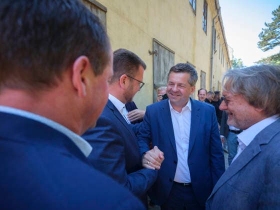 DEU, Sachsen-Anhalt, Wörlitz, 2026-05-27: Sven Schulze (CDU Ministerpräsident Sachsen-Anhalt), Prof. Dr. Harald Meller (re., Komm. Direktor KsDW), Maik Strömer (li., Bürgermeister Oranienbaum-Wörlitz), Christian Tylsch (Landrat LK WB, CDU), anlässlich des 1. Spatenstichs für das Besucherzentrum des Gartenreichs Dessau-Wörlitz, anlässlich des 1. Spatenstichs für das Besucherzentrum des Unesco Welterbes Gartenreich Dessau-Wörlitz, Kultur, Politik, MFdig *** DEU, Saxony Anhalt, Wörlitz, 2026 05 27 Sven Schulze CDU Minister President Saxony Anhalt , Prof Dr Harald Meller re , Komm Director KsDW , Maik Strömer li , Mayor Oranienbaum Wörlitz , Christian Tylsch District Administrator LK WB, CDU , on the oc