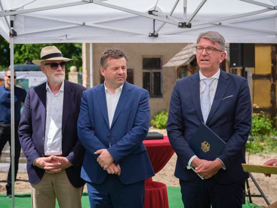 DEU, Sachsen-Anhalt, Wörlitz, 2026-05-27: Dr. Wolfram Weimer (Bundesbeauftragter für Kultur und Medien) anlässlich des 1. Spatenstichs für das Besucherzentrum des Gartenreichs Dessau-Wörlitz, Sven Schulze (Mitte, CDU Ministerpräsident Sachsen-Anhalt), Rainer Robra (Kulturminister S A), Personen, Kultur, Politik, MFdig *** DEU, Saxony-Anhalt, Wörlitz, 2026 05 27 Dr Wolfram Weimer Federal Commissioner for Culture and the Media on the occasion of the ground-breaking ceremony for the Dessau Wörlitz Garden Kingdom Visitor Center, Sven Schulze Mitte, CDU Minister President of Saxony-Anhalt, Rainer Robra Minister of Culture S A , People, Culture, Politics, MFdig