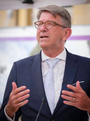 DEU, Sachsen-Anhalt, Wörlitz, 2026-05-27: Dr. Wolfram Weimer (Bundesbeauftragter für Kultur und Medien) anlässlich des 1. Spatenstichs für das Besucherzentrum des Gartenreichs Dessau-Wörlitz, anlässlich des 1. Spatenstichs für das Besucherzentrum des Unesco Welterbes Gartenreich Dessau-Wörlitz, Kultur, Politik, MFdig *** DEU, Saxony-Anhalt, Wörlitz, 2026 05 27 Dr Wolfram Weimer Federal Commissioner for Culture and the Media on the occasion of the first ground-breaking ceremony for the Dessau Wörlitz Garden Kingdom Visitor Center, on the occasion of the first ground-breaking ceremony for the Dessau Wörlitz Garden Kingdom Unesco World Heritage Site Visitor Center, Culture, Politics, MFdig R