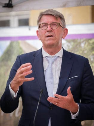 DEU, Sachsen-Anhalt, Wörlitz, 2026-05-27: Dr. Wolfram Weimer (Bundesbeauftragter für Kultur und Medien) anlässlich des 1. Spatenstichs für das Besucherzentrum des Gartenreichs Dessau-Wörlitz, anlässlich des 1. Spatenstichs für das Besucherzentrum des Unesco Welterbes Gartenreich Dessau-Wörlitz, Kultur, Politik, MFdig *** DEU, Saxony-Anhalt, Wörlitz, 2026 05 27 Dr Wolfram Weimer Federal Commissioner for Culture and the Media on the occasion of the first ground-breaking ceremony for the Dessau Wörlitz Garden Kingdom Visitor Center, on the occasion of the first ground-breaking ceremony for the Dessau Wörlitz Garden Kingdom Unesco World Heritage Site Visitor Center, Culture, Politics, MFdig R