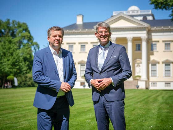 DEU, Sachsen-Anhalt, Wörlitz, 2026-05-27: Dr. Wolfram Weimer (BKM) im Gespräch mit Sven Schulze (CDU, Ministerpräsident Sachsen-Anhalt) vor dem Wörlitzer Schloss anlässlich des 1. Spatenstichs für das Besucherzentrum des Unesco Welterbes Gartenreich Dessau-Wörlitz, Personen, Kultur, Politik, MFdig *** DEU, Saxony-Anhalt, Wörlitz, 2026 05 27 Dr Wolfram Weimer BKM in conversation with Sven Schulze CDU, Minister President of Saxony-Anhalt in front of Wörlitz Castle on the occasion of the ground-breaking ceremony for the visitor center of the Unesco World Heritage Site Garden Kingdom Dessau Wörlitz, People, Culture, Politics, MFdig