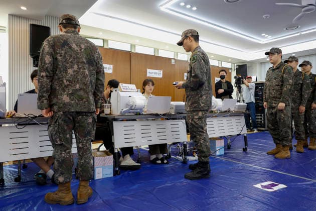 South Korea kicks off early voting for June 03 local elections South Korean soldiers receive ballots at a polling station in Seoul, South Korea, on May 29, 2026, to cast early votes ahead of the June 03 nationwide local elections and parliamentary by-elections. Seoul South Korea  Copyright: xMatrixxImagesx xJungxUi-Chelx