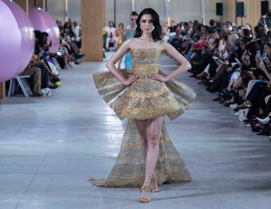 (260529) -- TORONTO, May 29, 2026 -- A model presents a creation at the Fashion Art Toronto s Fashion Week Spring Summer 2026 in Toronto, Canada, on May 28, 2026. (Photo by Xinhua) CANADA-TORONTO-FASHION WEEK ZouxZheng 