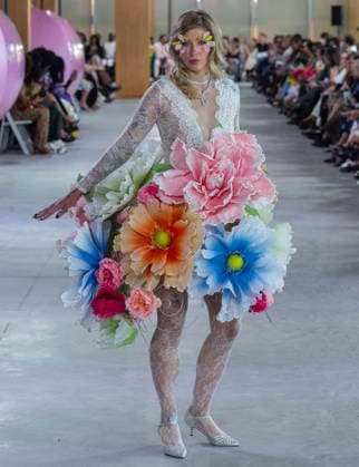 (260529) -- TORONTO, May 29, 2026 -- A model presents a creation at the Fashion Art Toronto s Fashion Week Spring Summer 2026 in Toronto, Canada, on May 28, 2026. (Photo by Xinhua) CANADA-TORONTO-FASHION WEEK ZouxZheng 