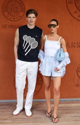 Toby Huntington Whiteley et Noa Huntington Whiteley dans les tribunes lors des Internationaux de France de Tennis de Roland Garros 2026 Paris, le 28 mai 2026 Jacovides Moreau Bestimage Celebrities in the stands during the French Open Tennis Championships at Roland Garros 2026 Paris, on May 28th, 2026 Paris France  Copyright: xJACOVIDES-MOREAUx xBESTIMAGExJACOVIDES-MOREAUx xBESTIMAGEx