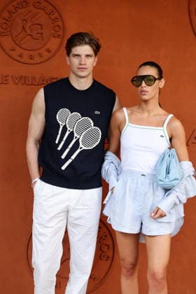Toby Huntington Whiteley et Noa Huntington Whiteley dans les tribunes lors des Internationaux de France de Tennis de Roland Garros 2026 Paris, le 28 mai 2026 Jacovides Moreau Bestimage Celebrities in the stands during the French Open Tennis Championships at Roland Garros 2026 Paris, on May 28th, 2026 Paris France  Copyright: xJACOVIDES-MOREAUx xBESTIMAGExJACOVIDES-MOREAUx xBESTIMAGEx