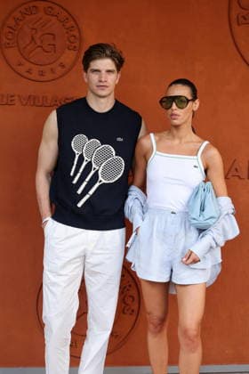 Toby Huntington Whiteley et Noa Huntington Whiteley dans les tribunes lors des Internationaux de France de Tennis de Roland Garros 2026 Paris, le 28 mai 2026 Jacovides Moreau Bestimage Celebrities in the stands during the French Open Tennis Championships at Roland Garros 2026 Paris, on May 28th, 2026 Paris France  Copyright: xJACOVIDES-MOREAUx xBESTIMAGExJACOVIDES-MOREAUx xBESTIMAGEx