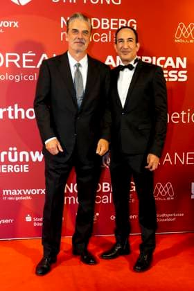 ABB UMBRELLA- Christopher David Chris Noth (US-amerikanischer Schauspieler), Dr. Afschin Fatemi (Gruender der Umbrella Stiftung) zu Gast auf dem roten Teppich bei der Umbrella Foundation Charity Night im Hotel Hyatt Regency in Duesseldorf am 28.05.2026 NRW Deutschland *** ABB UMBRELLA Christopher David Chris Noth US American Actor , Dr Afshin Fatemi Founder of the Umbrella Foundation on the red carpet at the Umbrella Foundation Charity Night at the Hyatt Regency Hotel in Duesseldorf on 28 05 2026 NRW Germany
