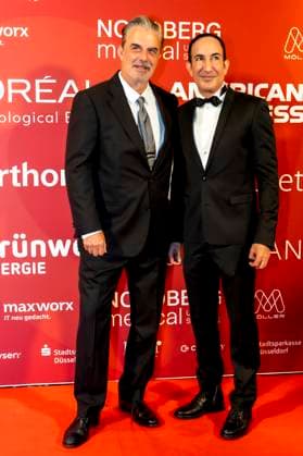ABB UMBRELLA- Christopher David Chris Noth (US-amerikanischer Schauspieler), Dr. Afschin Fatemi (Gruender der Umbrella Stiftung) zu Gast auf dem roten Teppich bei der Umbrella Foundation Charity Night im Hotel Hyatt Regency in Duesseldorf am 28.05.2026 NRW Deutschland *** ABB UMBRELLA Christopher David Chris Noth US American Actor , Dr Afshin Fatemi Founder of the Umbrella Foundation on the red carpet at the Umbrella Foundation Charity Night at the Hyatt Regency Hotel in Duesseldorf on 28 05 2026 NRW Germany