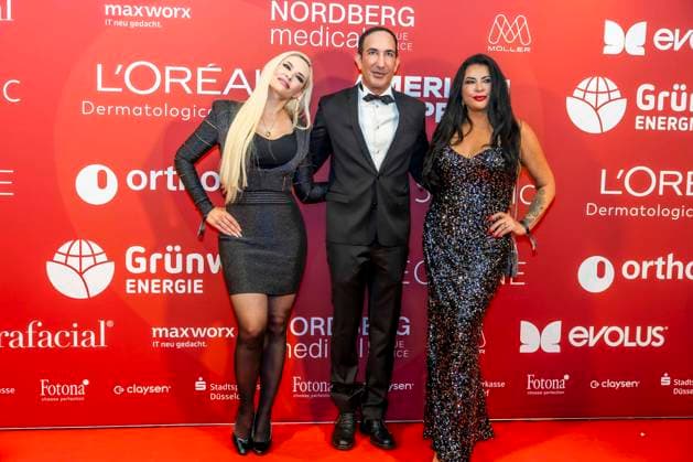ABB UMBRELLA- Daniela Denise Katzenberger (Reality-Show-Darstellerin) Dr. Afschin Fatemi (Gruender der Umbrella Stiftung), Iris Klein (Mutter) zu Gast auf dem roten Teppich bei der Umbrella Foundation Charity Night im Hotel Hyatt Regency in Duesseldorf am 28.05.2026 NRW Deutschland *** ABB UMBRELLA Daniela Denise Katzenberger Reality Show Actress Dr Afschin Fatemi Founder of the Umbrella Foundation , Iris Klein Mother on the red carpet at the Umbrella Foundation Charity Night at the Hotel Hyatt Regency in Duesseldorf on 28 05 2026 NRW Germany