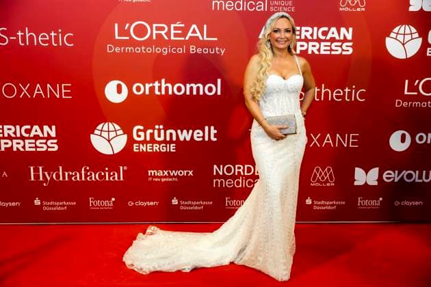 ABB UMBRELLA- Janina Erdem-Witte zu Gast auf dem roten Teppich bei der Umbrella Foundation Charity Night im Hotel Hyatt Regency in Duesseldorf am 28.05.2026 NRW Deutschland *** ABB UMBRELLA Janina Erdem Witte on the red carpet at the Umbrella Foundation Charity Night at the Hyatt Regency Hotel in Duesseldorf on 28 05 2026 NRW Germany