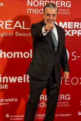ABB UMBRELLA- Christopher David Chris Noth (US-amerikanischer Schauspieler) zu Gast auf dem roten Teppich bei der Umbrella Foundation Charity Night im Hotel Hyatt Regency in Duesseldorf am 28.05.2026 NRW Deutschland *** ABB UMBRELLA Christopher David Chris Noth US actor guest on the red carpet at the Umbrella Foundation Charity Night at the Hyatt Regency Hotel in Duesseldorf on 28 05 2026 NRW Germany
