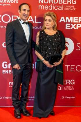 ABB UMBRELLA- Dr. Afschin Fatemi (Gruender der Umbrella Stiftung), Catherine Deneuve (französische Filmschauspielerin) zu Gast auf dem roten Teppich bei der Umbrella Foundation Charity Night im Hotel Hyatt Regency in Duesseldorf am 28.05.2026 NRW Deutschland *** ABB UMBRELLA Dr Afshin Fatemi Founder of the Umbrella Foundation , Catherine Deneuve French film actress guest on the red carpet at the Umbrella Foundation Charity Night at the Hyatt Regency Hotel in Duesseldorf on 28 05 2026 NRW Germany