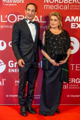 ABB UMBRELLA- Dr. Afschin Fatemi (Gruender der Umbrella Stiftung), Catherine Deneuve (französische Filmschauspielerin) zu Gast auf dem roten Teppich bei der Umbrella Foundation Charity Night im Hotel Hyatt Regency in Duesseldorf am 28.05.2026 NRW Deutschland *** ABB UMBRELLA Dr Afshin Fatemi Founder of the Umbrella Foundation , Catherine Deneuve French film actress guest on the red carpet at the Umbrella Foundation Charity Night at the Hyatt Regency Hotel in Duesseldorf on 28 05 2026 NRW Germany