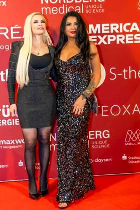 ABB UMBRELLA- Daniela Denise Katzenberger (Reality-Show-Darstellerin) mit Iris Klein (Mutter) zu Gast auf dem roten Teppich bei der Umbrella Foundation Charity Night im Hotel Hyatt Regency in Duesseldorf am 28.05.2026 NRW Deutschland *** ABB UMBRELLA Daniela Denise Katzenberger reality show actress with Iris Klein mother on the red carpet at the Umbrella Foundation Charity Night at the Hyatt Regency Hotel in Duesseldorf on 28 05 2026 NRW Germany