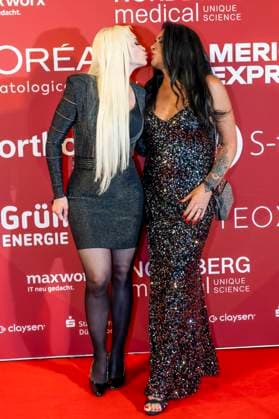 ABB UMBRELLA- Daniela Denise Katzenberger (Reality-Show-Darstellerin) mit Iris Klein (Mutter) zu Gast auf dem roten Teppich bei der Umbrella Foundation Charity Night im Hotel Hyatt Regency in Duesseldorf am 28.05.2026 NRW Deutschland *** ABB UMBRELLA Daniela Denise Katzenberger reality show actress with Iris Klein mother on the red carpet at the Umbrella Foundation Charity Night at the Hyatt Regency Hotel in Duesseldorf on 28 05 2026 NRW Germany