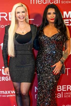 ABB UMBRELLA- Daniela Denise Katzenberger (Reality-Show-Darstellerin) mit Iris Klein (Mutter) zu Gast auf dem roten Teppich bei der Umbrella Foundation Charity Night im Hotel Hyatt Regency in Duesseldorf am 28.05.2026 NRW Deutschland *** ABB UMBRELLA Daniela Denise Katzenberger reality show actress with Iris Klein mother on the red carpet at the Umbrella Foundation Charity Night at the Hyatt Regency Hotel in Duesseldorf on 28 05 2026 NRW Germany