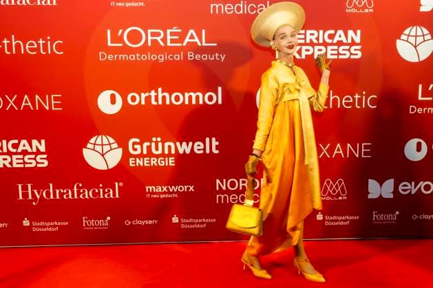 ABB UMBRELLA- Britt Kania zu Gast auf dem roten Teppich bei der Umbrella Foundation Charity Night im Hotel Hyatt Regency in Duesseldorf am 28.05.2026 NRW Deutschland *** ABB UMBRELLA Britt Kania on the red carpet at the Umbrella Foundation Charity Night at the Hyatt Regency Hotel in Duesseldorf on 28 05 2026 NRW Germany