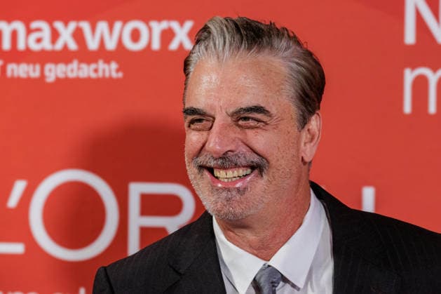 28.05.2026. Düsseldorf. Chris Noth aus Sex and the City auf der zweiten Charity Gala zugunsten der Umbrella Stiftung im Hyatt Regency Hotel im Düsseldorfer Medienhafen. Die Umbrella Stiftung setzt sich seit rund 20 Jahren für die medizinische Hilfe von Verletzten und entstellten Personen ein. Gründer Dr. Afschin Fatemi reist dafür regelmäßig ehrenamtlich in Krisengebiete und Flüchtlingslager, um Kinder und Erwachsene mit schweren Verbrennungen, Kriegsverletzungen oder Tumoren kostenlos zu operieren. Düsseldorf Hotel Hyatt Regency, Medienhafen Nordrhein-Westfalen Deutschland