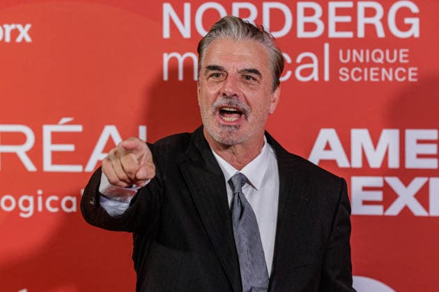 28.05.2026. Düsseldorf. Chris Noth aus Sex and the City auf der zweiten Charity Gala zugunsten der Umbrella Stiftung im Hyatt Regency Hotel im Düsseldorfer Medienhafen. Die Umbrella Stiftung setzt sich seit rund 20 Jahren für die medizinische Hilfe von Verletzten und entstellten Personen ein. Gründer Dr. Afschin Fatemi reist dafür regelmäßig ehrenamtlich in Krisengebiete und Flüchtlingslager, um Kinder und Erwachsene mit schweren Verbrennungen, Kriegsverletzungen oder Tumoren kostenlos zu operieren. Düsseldorf Hotel Hyatt Regency, Medienhafen Nordrhein-Westfalen Deutschland
