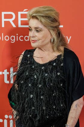 28.05.2026. Düsseldorf. Catherine Deneuve auf der zweiten Charity Gala zugunsten der Umbrella Stiftung im Hyatt Regency Hotel im Düsseldorfer Medienhafen. Die Umbrella Stiftung setzt sich seit rund 20 Jahren für die medizinische Hilfe von Verletzten und entstellten Personen ein. Gründer Dr. Afschin Fatemi reist dafür regelmäßig ehrenamtlich in Krisengebiete und Flüchtlingslager, um Kinder und Erwachsene mit schweren Verbrennungen, Kriegsverletzungen oder Tumoren kostenlos zu operieren. Düsseldorf Hotel Hyatt Regency, Medienhafen Nordrhein-Westfalen Deutschland