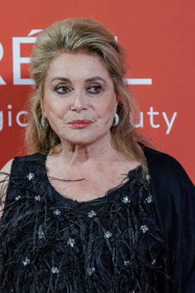 28.05.2026. Düsseldorf. Catherine Deneuve auf der zweiten Charity Gala zugunsten der Umbrella Stiftung im Hyatt Regency Hotel im Düsseldorfer Medienhafen. Die Umbrella Stiftung setzt sich seit rund 20 Jahren für die medizinische Hilfe von Verletzten und entstellten Personen ein. Gründer Dr. Afschin Fatemi reist dafür regelmäßig ehrenamtlich in Krisengebiete und Flüchtlingslager, um Kinder und Erwachsene mit schweren Verbrennungen, Kriegsverletzungen oder Tumoren kostenlos zu operieren. Düsseldorf Hotel Hyatt Regency, Medienhafen Nordrhein-Westfalen Deutschland
