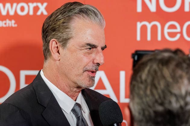 28.05.2026. Düsseldorf. Chris Noth aus Sex and the City auf der zweiten Charity Gala zugunsten der Umbrella Stiftung im Hyatt Regency Hotel im Düsseldorfer Medienhafen. Die Umbrella Stiftung setzt sich seit rund 20 Jahren für die medizinische Hilfe von Verletzten und entstellten Personen ein. Gründer Dr. Afschin Fatemi reist dafür regelmäßig ehrenamtlich in Krisengebiete und Flüchtlingslager, um Kinder und Erwachsene mit schweren Verbrennungen, Kriegsverletzungen oder Tumoren kostenlos zu operieren. Düsseldorf Hotel Hyatt Regency, Medienhafen Nordrhein-Westfalen Deutschland