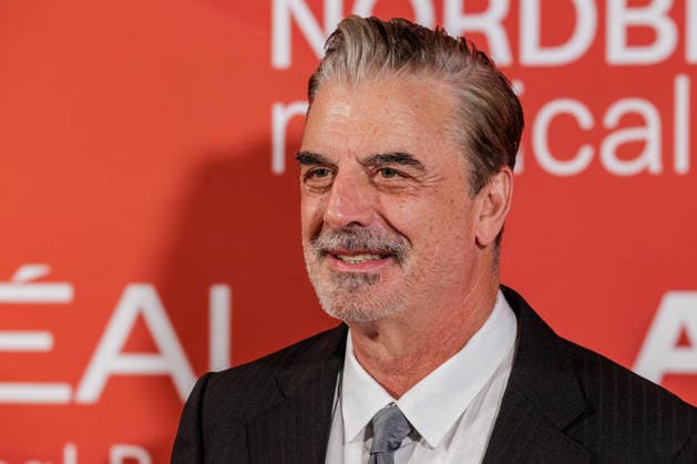 28.05.2026. Düsseldorf. Chris Noth aus Sex and the City auf der zweiten Charity Gala zugunsten der Umbrella Stiftung im Hyatt Regency Hotel im Düsseldorfer Medienhafen. Die Umbrella Stiftung setzt sich seit rund 20 Jahren für die medizinische Hilfe von Verletzten und entstellten Personen ein. Gründer Dr. Afschin Fatemi reist dafür regelmäßig ehrenamtlich in Krisengebiete und Flüchtlingslager, um Kinder und Erwachsene mit schweren Verbrennungen, Kriegsverletzungen oder Tumoren kostenlos zu operieren. Düsseldorf Hotel Hyatt Regency, Medienhafen Nordrhein-Westfalen Deutschland