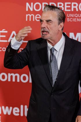 28.05.2026. Düsseldorf. Chris Noth aus Sex and the City auf der zweiten Charity Gala zugunsten der Umbrella Stiftung im Hyatt Regency Hotel im Düsseldorfer Medienhafen. Die Umbrella Stiftung setzt sich seit rund 20 Jahren für die medizinische Hilfe von Verletzten und entstellten Personen ein. Gründer Dr. Afschin Fatemi reist dafür regelmäßig ehrenamtlich in Krisengebiete und Flüchtlingslager, um Kinder und Erwachsene mit schweren Verbrennungen, Kriegsverletzungen oder Tumoren kostenlos zu operieren. Düsseldorf Hotel Hyatt Regency, Medienhafen Nordrhein-Westfalen Deutschland