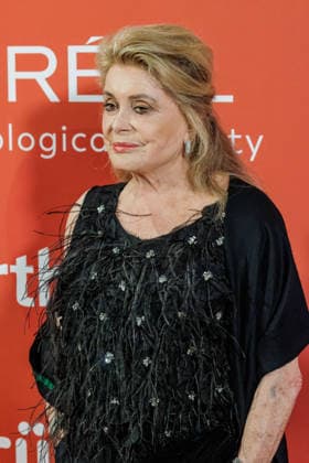 28.05.2026. Düsseldorf. Catherine Deneuve auf der zweiten Charity Gala zugunsten der Umbrella Stiftung im Hyatt Regency Hotel im Düsseldorfer Medienhafen. Die Umbrella Stiftung setzt sich seit rund 20 Jahren für die medizinische Hilfe von Verletzten und entstellten Personen ein. Gründer Dr. Afschin Fatemi reist dafür regelmäßig ehrenamtlich in Krisengebiete und Flüchtlingslager, um Kinder und Erwachsene mit schweren Verbrennungen, Kriegsverletzungen oder Tumoren kostenlos zu operieren. Düsseldorf Hotel Hyatt Regency, Medienhafen Nordrhein-Westfalen Deutschland *** 28 05 2026 Düsseldorf Catherine Deneuve at the second charity gala to benefit the Umbrella Foundation at the Hyatt Regency Hotel in Düsseldorfs Medienhafen The Umbrella