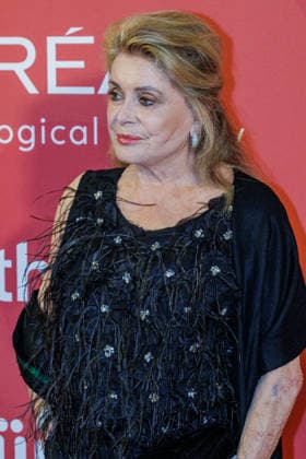 28.05.2026. Düsseldorf. Catherine Deneuve auf der zweiten Charity Gala zugunsten der Umbrella Stiftung im Hyatt Regency Hotel im Düsseldorfer Medienhafen. Die Umbrella Stiftung setzt sich seit rund 20 Jahren für die medizinische Hilfe von Verletzten und entstellten Personen ein. Gründer Dr. Afschin Fatemi reist dafür regelmäßig ehrenamtlich in Krisengebiete und Flüchtlingslager, um Kinder und Erwachsene mit schweren Verbrennungen, Kriegsverletzungen oder Tumoren kostenlos zu operieren. Düsseldorf Hotel Hyatt Regency, Medienhafen Nordrhein-Westfalen Deutschland *** 28 05 2026 Düsseldorf Catherine Deneuve at the second charity gala to benefit the Umbrella Foundation at the Hyatt Regency Hotel in Düsseldorfs Medienhafen The Umbrella