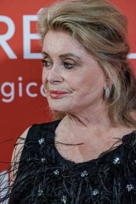 28.05.2026. Düsseldorf. Catherine Deneuve auf der zweiten Charity Gala zugunsten der Umbrella Stiftung im Hyatt Regency Hotel im Düsseldorfer Medienhafen. Die Umbrella Stiftung setzt sich seit rund 20 Jahren für die medizinische Hilfe von Verletzten und entstellten Personen ein. Gründer Dr. Afschin Fatemi reist dafür regelmäßig ehrenamtlich in Krisengebiete und Flüchtlingslager, um Kinder und Erwachsene mit schweren Verbrennungen, Kriegsverletzungen oder Tumoren kostenlos zu operieren. Düsseldorf Hotel Hyatt Regency, Medienhafen Nordrhein-Westfalen Deutschland *** 28 05 2026 Düsseldorf Catherine Deneuve at the second charity gala to benefit the Umbrella Foundation at the Hyatt Regency Hotel in Düsseldorfs Medienhafen The Umbrella