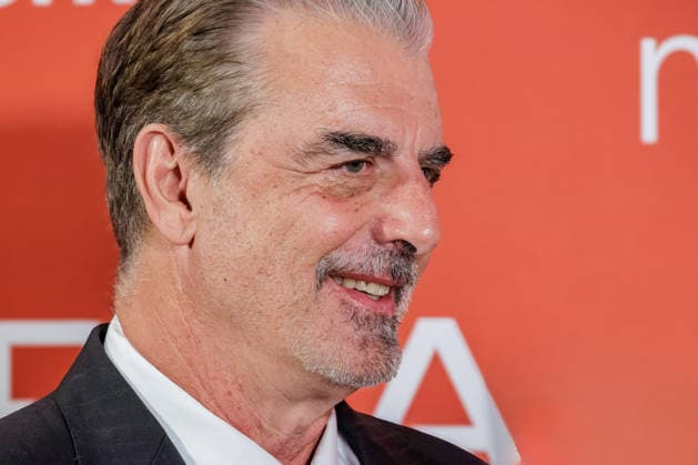 28.05.2026. Düsseldorf. Chris Noth aus Sex and the City auf der zweiten Charity Gala zugunsten der Umbrella Stiftung im Hyatt Regency Hotel im Düsseldorfer Medienhafen. Die Umbrella Stiftung setzt sich seit rund 20 Jahren für die medizinische Hilfe von Verletzten und entstellten Personen ein. Gründer Dr. Afschin Fatemi reist dafür regelmäßig ehrenamtlich in Krisengebiete und Flüchtlingslager, um Kinder und Erwachsene mit schweren Verbrennungen, Kriegsverletzungen oder Tumoren kostenlos zu operieren. Düsseldorf Hotel Hyatt Regency, Medienhafen Nordrhein-Westfalen Deutschland *** 28 05 2026 Düsseldorf Chris Noth from Sex and the City at the second charity gala to benefit the Umbrella Foundation at the Hyatt Regency Hotel in Düss