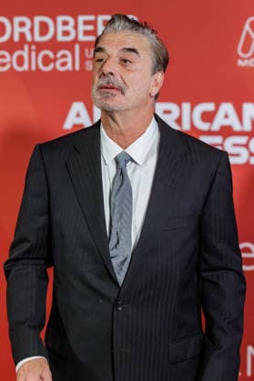 28.05.2026. Düsseldorf. Chris Noth aus Sex and the City auf der zweiten Charity Gala zugunsten der Umbrella Stiftung im Hyatt Regency Hotel im Düsseldorfer Medienhafen. Die Umbrella Stiftung setzt sich seit rund 20 Jahren für die medizinische Hilfe von Verletzten und entstellten Personen ein. Gründer Dr. Afschin Fatemi reist dafür regelmäßig ehrenamtlich in Krisengebiete und Flüchtlingslager, um Kinder und Erwachsene mit schweren Verbrennungen, Kriegsverletzungen oder Tumoren kostenlos zu operieren. Düsseldorf Hotel Hyatt Regency, Medienhafen Nordrhein-Westfalen Deutschland *** 28 05 2026 Düsseldorf Chris Noth from Sex and the City at the second charity gala to benefit the Umbrella Foundation at the Hyatt Regency Hotel in Düss