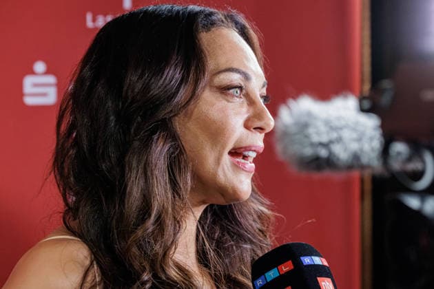 28.05.2026. Düsseldorf. Lilly Becker auf der zweiten Charity Gala zugunsten der Umbrella Stiftung im Hyatt Regency Hotel im Düsseldorfer Medienhafen. Die Umbrella Stiftung setzt sich seit rund 20 Jahren für die medizinische Hilfe von Verletzten und entstellten Personen ein. Gründer Dr. Afschin Fatemi reist dafür regelmäßig ehrenamtlich in Krisengebiete und Flüchtlingslager, um Kinder und Erwachsene mit schweren Verbrennungen, Kriegsverletzungen oder Tumoren kostenlos zu operieren. Düsseldorf Hotel Hyatt Regency, Medienhafen Nordrhein-Westfalen Deutschland *** 28 05 2026 Düsseldorf Lilly Becker at the second charity gala for the Umbrella Foundation at the Hyatt Regency Hotel in Düsseldorfs Medienhafen The Umbrella Foundation has be
