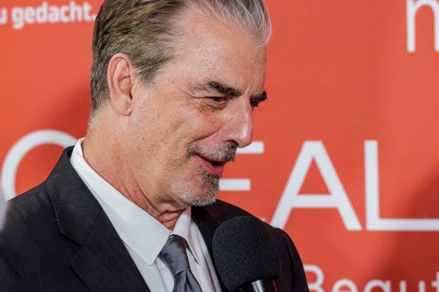 28.05.2026. Düsseldorf. Chris Noth aus Sex and the City auf der zweiten Charity Gala zugunsten der Umbrella Stiftung im Hyatt Regency Hotel im Düsseldorfer Medienhafen. Die Umbrella Stiftung setzt sich seit rund 20 Jahren für die medizinische Hilfe von Verletzten und entstellten Personen ein. Gründer Dr. Afschin Fatemi reist dafür regelmäßig ehrenamtlich in Krisengebiete und Flüchtlingslager, um Kinder und Erwachsene mit schweren Verbrennungen, Kriegsverletzungen oder Tumoren kostenlos zu operieren. Düsseldorf Hotel Hyatt Regency, Medienhafen Nordrhein-Westfalen Deutschland *** 28 05 2026 Düsseldorf Chris Noth from Sex and the City at the second charity gala for the Umbrella Foundation at the Hyatt Regency Hotel in Düsseldorfs