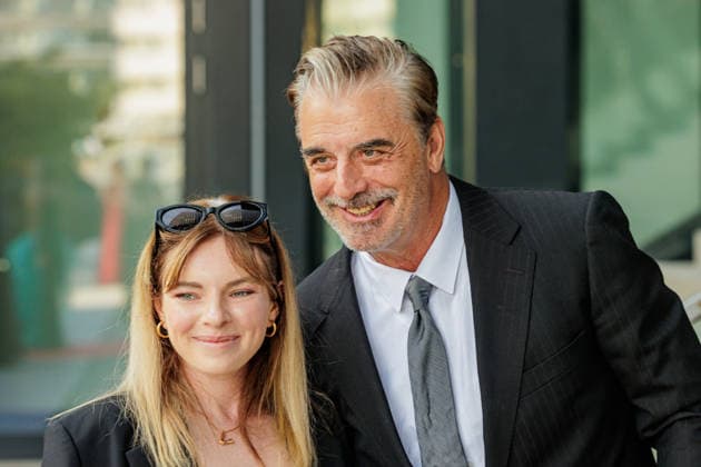 28.05.2026. Düsseldorf. Chris Noth aus Sex and the City mit Fan auf der zweiten Charity Gala zugunsten der Umbrella Stiftung im Hyatt Regency Hotel im Düsseldorfer Medienhafen. Die Umbrella Stiftung setzt sich seit rund 20 Jahren für die medizinische Hilfe von Verletzten und entstellten Personen ein. Gründer Dr. Afschin Fatemi reist dafür regelmäßig ehrenamtlich in Krisengebiete und Flüchtlingslager, um Kinder und Erwachsene mit schweren Verbrennungen, Kriegsverletzungen oder Tumoren kostenlos zu operieren. Düsseldorf Hotel Hyatt Regency, Medienhafen Nordrhein-Westfalen Deutschland *** 28 05 2026 Düsseldorf Chris Noth from Sex and the City with fan at the second charity gala for the benefit of the Umbrella Foundation at the Hy