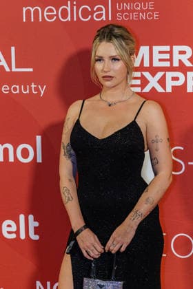 28.05.2026. Düsseldorf. Lottie Moss (jüngere Halbschwester von Supermodel Kate Moss) auf der zweiten Charity Gala zugunsten der Umbrella Stiftung im Hyatt Regency Hotel im Düsseldorfer Medienhafen. Die Umbrella Stiftung setzt sich seit rund 20 Jahren für die medizinische Hilfe von Verletzten und entstellten Personen ein. Gründer Dr. Afschin Fatemi reist dafür regelmäßig ehrenamtlich in Krisengebiete und Flüchtlingslager, um Kinder und Erwachsene mit schweren Verbrennungen, Kriegsverletzungen oder Tumoren kostenlos zu operieren. Düsseldorf Hotel Hyatt Regency, Medienhafen Nordrhein-Westfalen Deutschland *** 28 05 2026 Düsseldorf Lottie Moss younger half-sister of supermodel Kate Moss at the second charity gala for the Umbrella Fou
